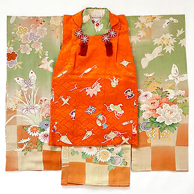 五つ紋付き牡丹桜蝶々鳥文様