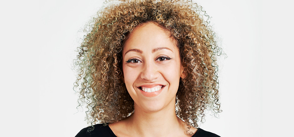 Mulher jovem com cabelo encaracolado