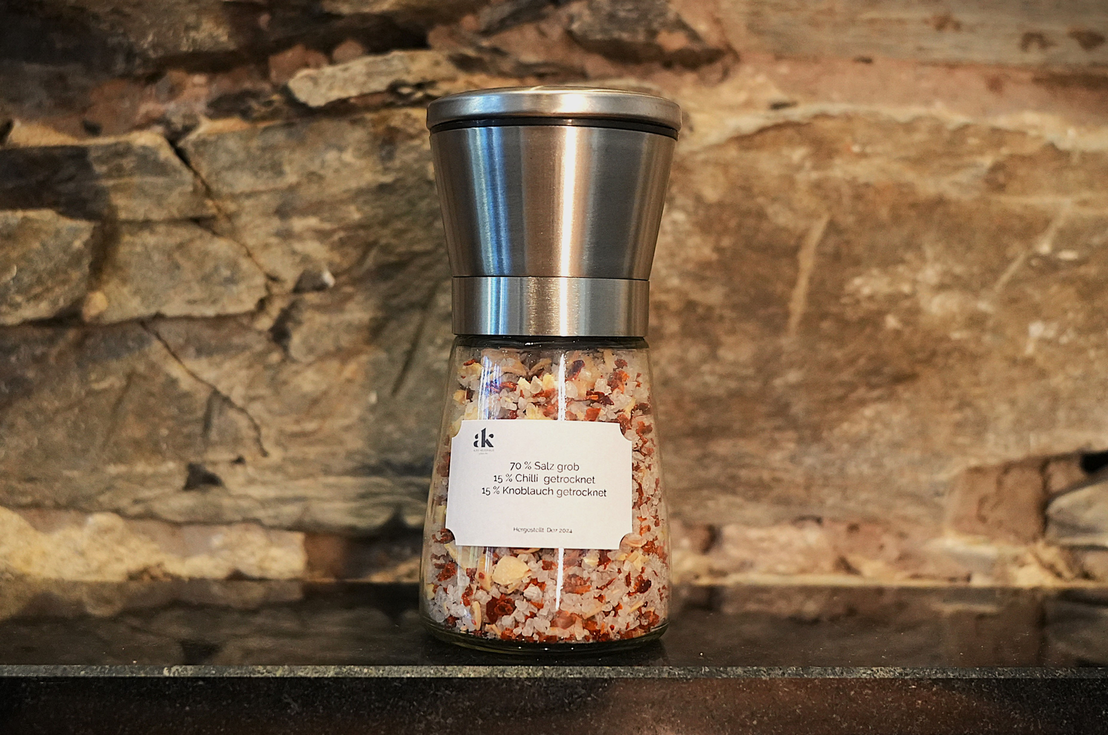 Salzmühle aus Glas und Edelstahl mit Chili Knoblauch Salz gefüllt