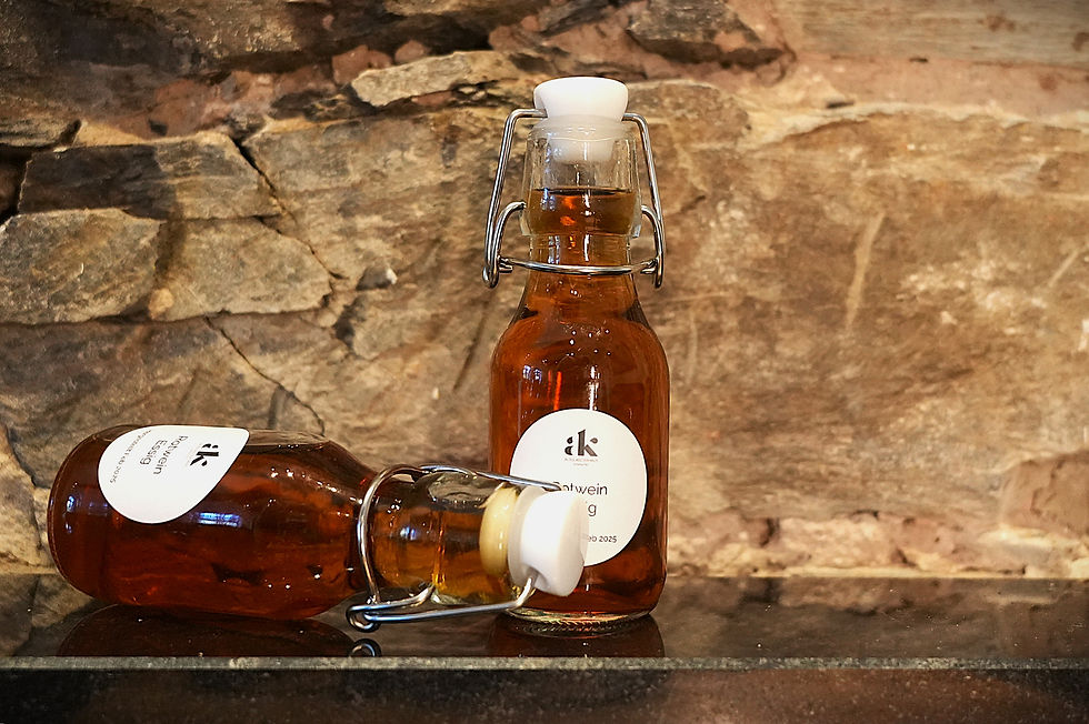 Zwei kleine Bügelflaschen mit Rotwein-Essig