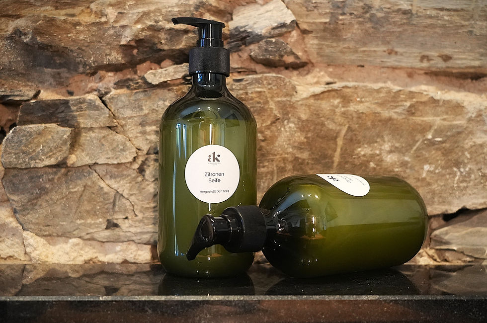 2 grüne Pumpflaschen mit Zitronen-Seife