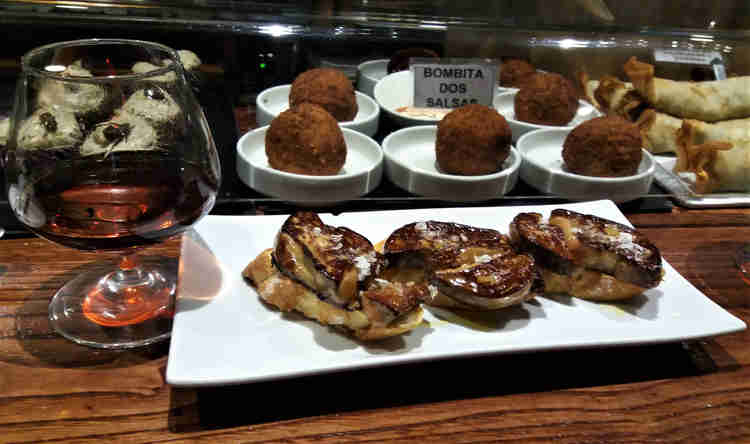 Кухня Наварры: закуски пинчо с фуагра в баре Gaucho в Памплоне