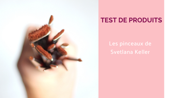 pinceaux de maquillage dans une main