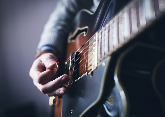 Sirva tocar la guitarra