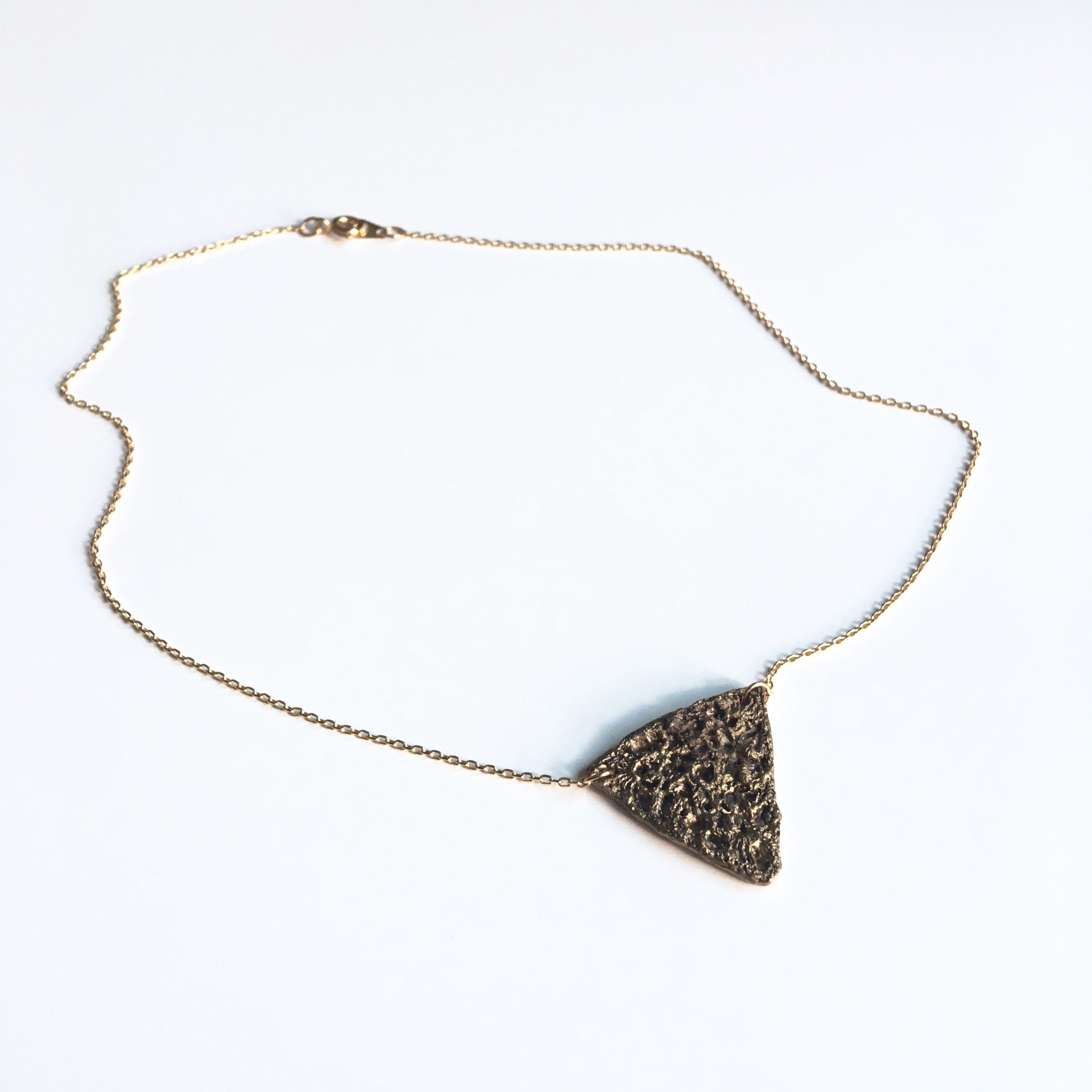 Collier triangle effet crochet