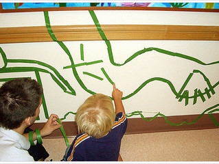 Arte y juego en los pasillos de pediatría