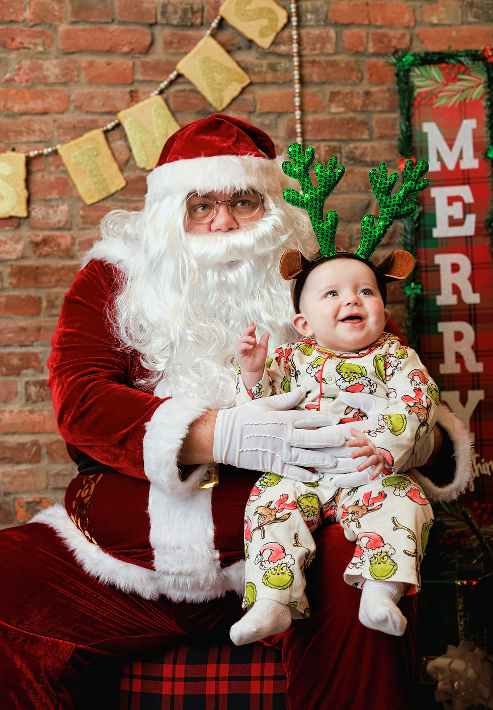 santa holding a baby portrait alton Illinois portrait photo ringing bell photography