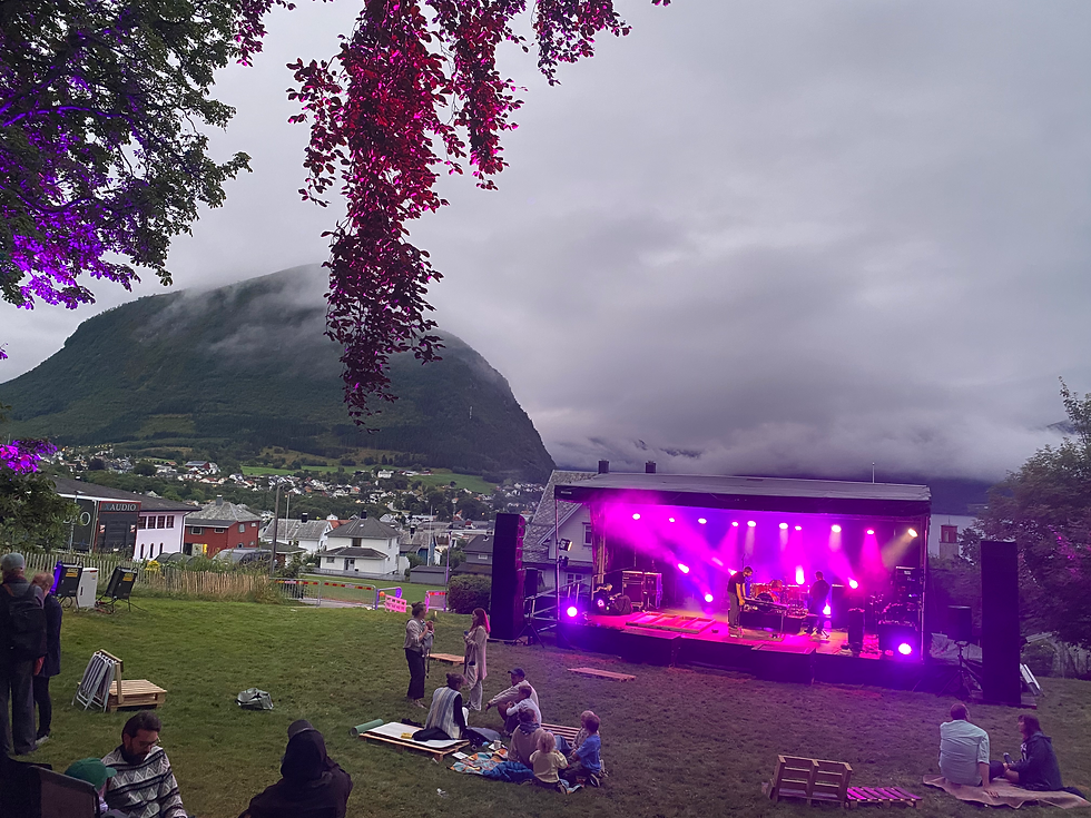 Sommarljom 2025 main stage (those pretty pretty mountains ughhhh)