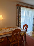 Esstisch im Appartement mit Stühlen und Fenster
