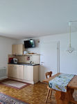 Kochnische und Esstisch im Appartement