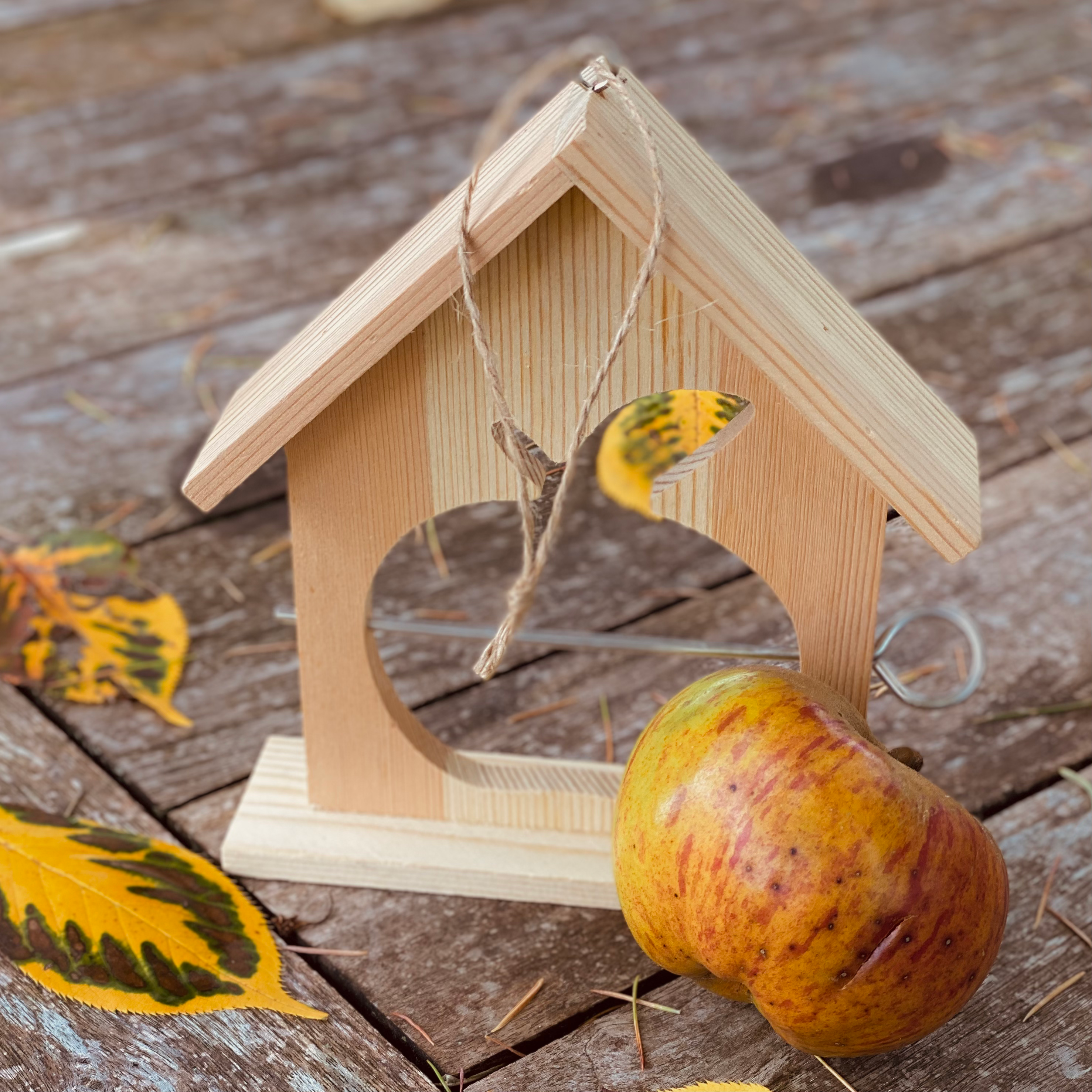 Cabane mangeoire à oiseaux pomme en bois - gris groseille boutique déco extérieur angers 49