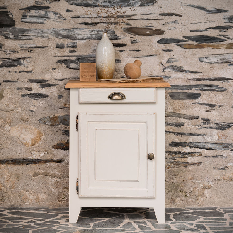 Petit meuble d’appoint ancien couleur lin avec une porte, un tiroir, une poignée coquille - gris groseille