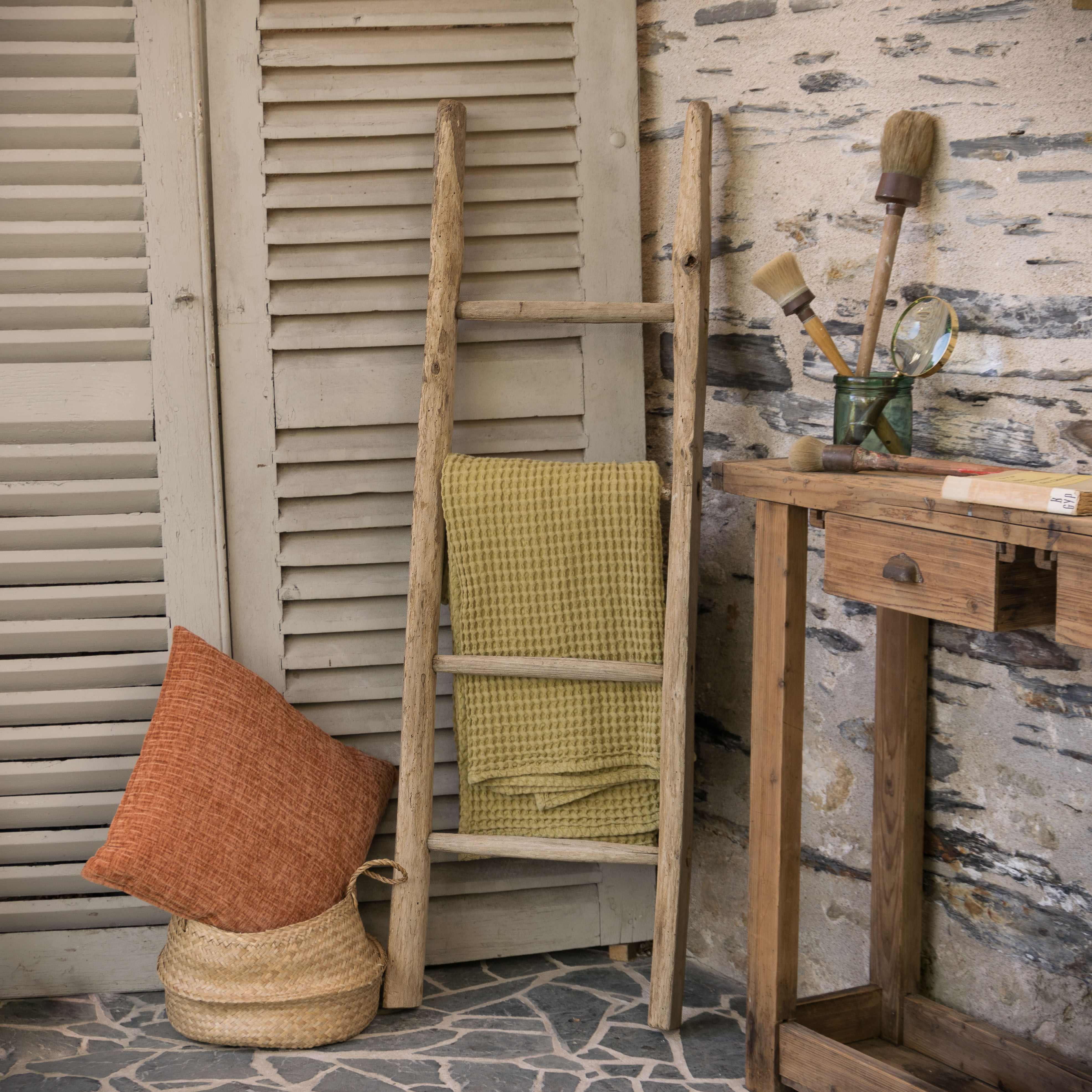 Échelle ancienne en bois patiné dans un intérieur rustique, utilisée en décoration brocante - gris groseille