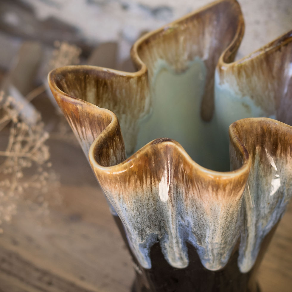 Miniature : Vase Gien en céramique flammée vintage à col ondulé, dans des tons bruns, caramel et ivoire, posé sur une table en bois.