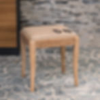 abouret vintage en bois clair avec assise en toile de jute numérotée, petit rangement intégré, style brocante campagne chic