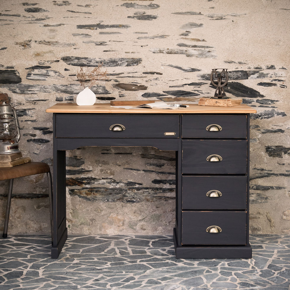 Bureau relooké noir et bois avec caisson latéral, cinq tiroirs et poignées coquille en métal
