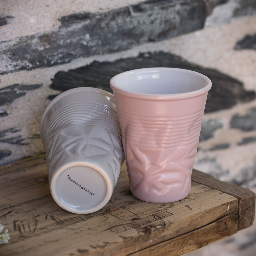 Miniature : Gobelets Bloomingville en céramique effet froissé, un modèle blanc et un modèle rose poudré, posés sur une table en bois anci