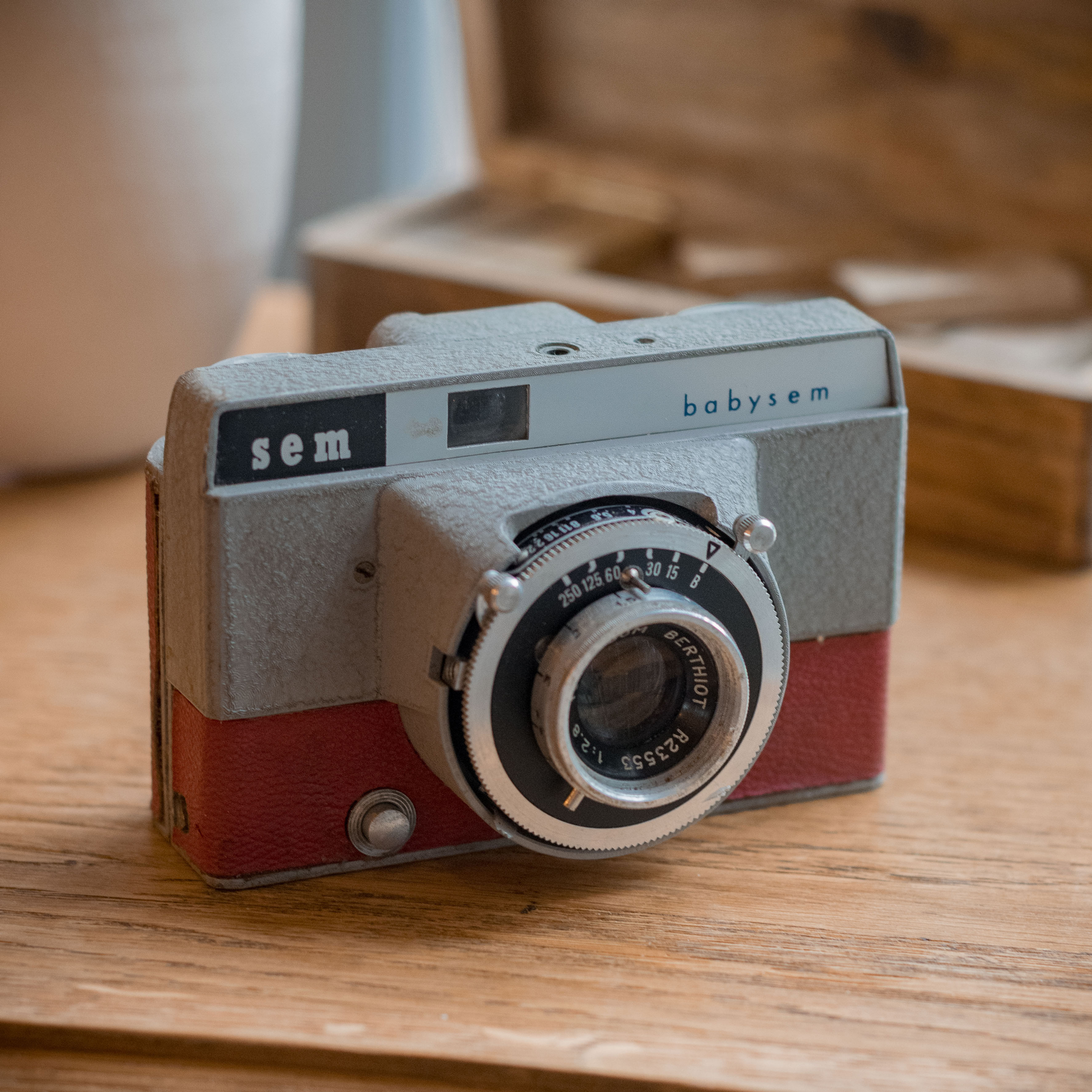 Appareil photo ancien SEM Babysem design Roger Tallon avec revêtement vinyle rouge.