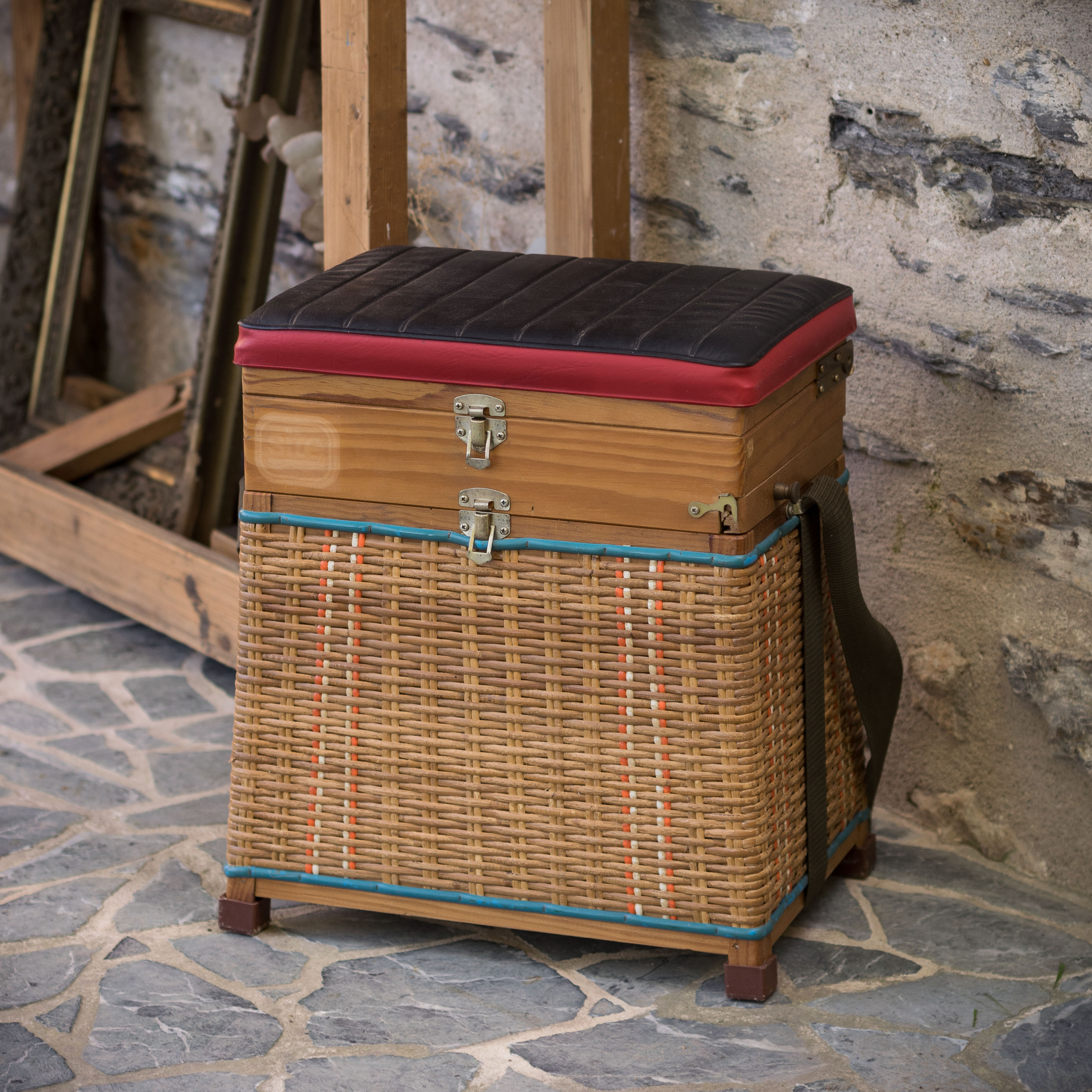 Boite à pêche en rotin vintage - gris groseille brocante en ligne