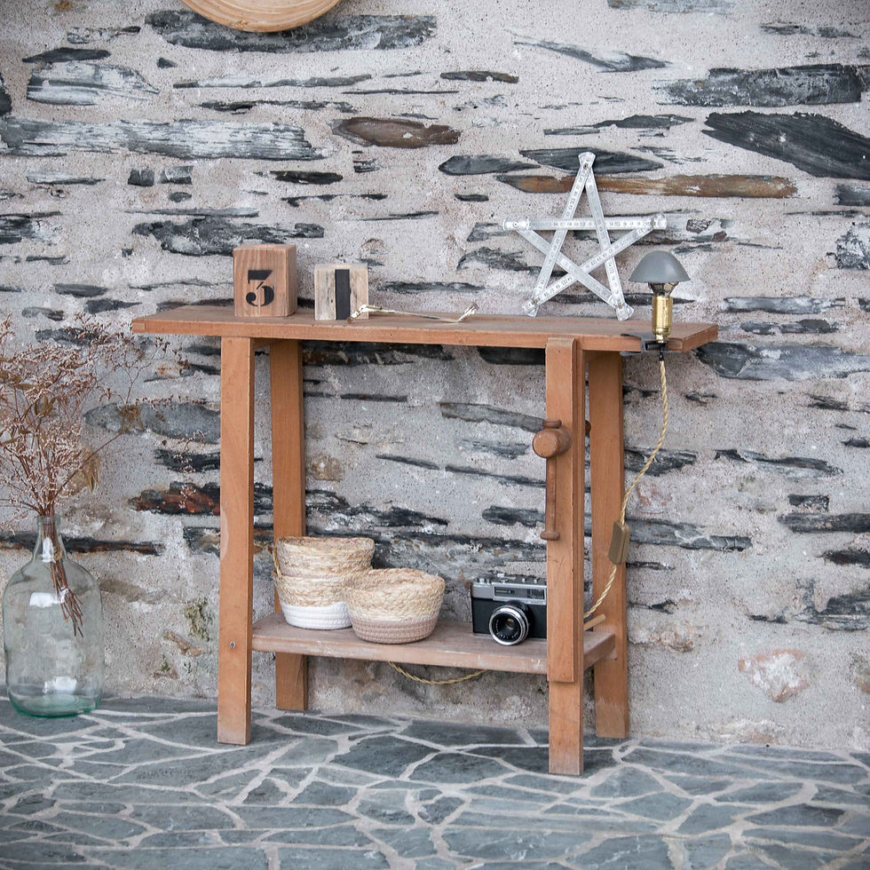 Miniature : Petit établi d'enfant en bois brut, avec une étagère inférieure et des accessoires décoratifs.