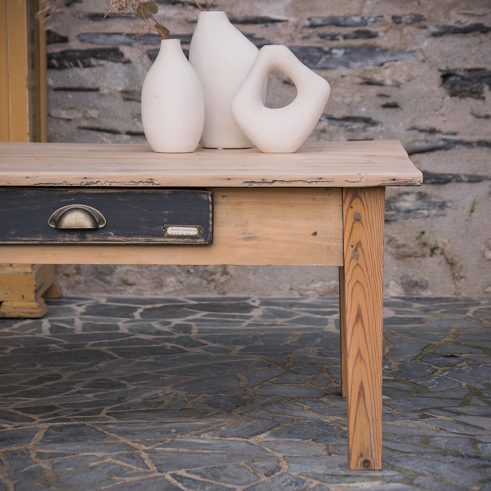 Table basse en bois naturel avec tiroir central et pieds droits - brocante en ligne