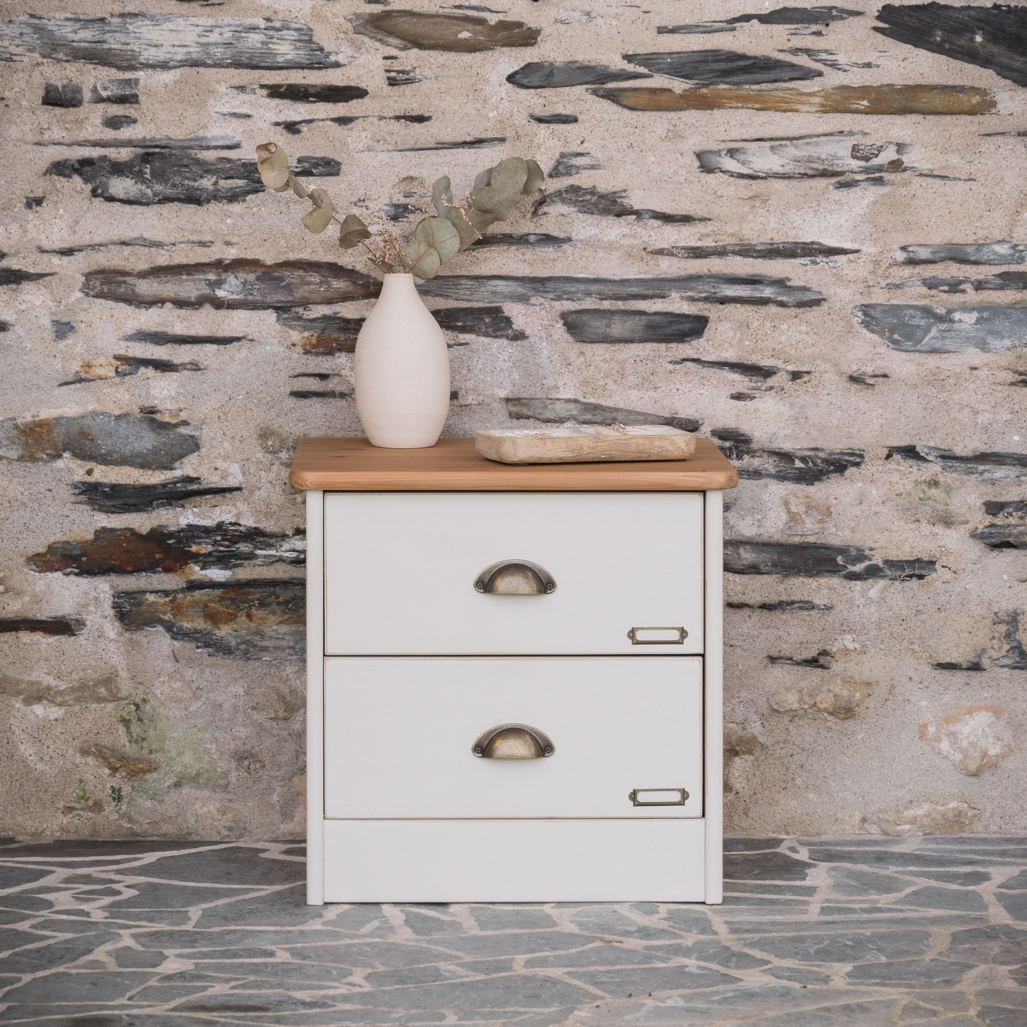 Table de nuit beige lin avec plateau en bois et deux tiroirs - gris groseille brocante meubles relooké en ligne