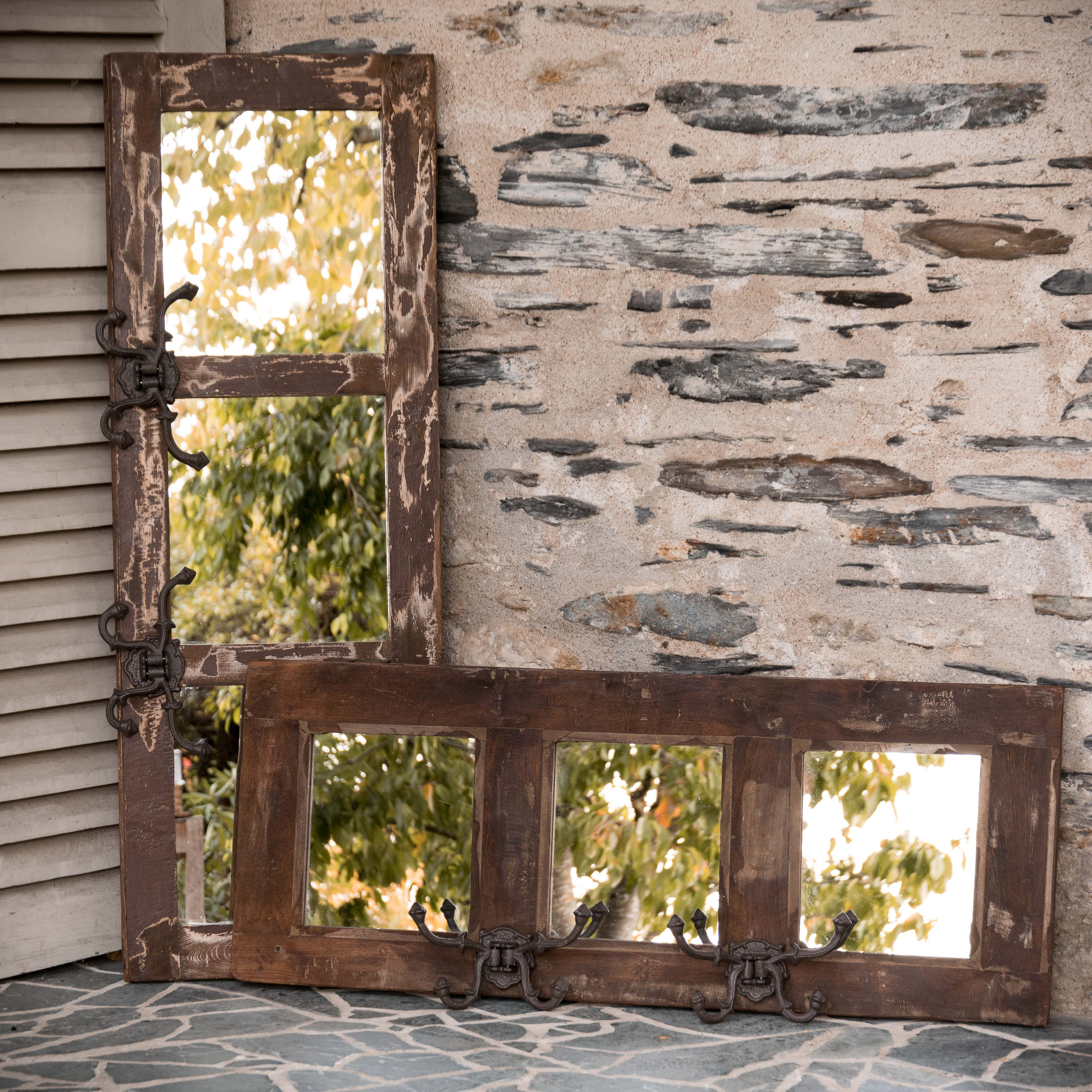 Miroir porte-manteau en bois patiné réalisé à partir d’anciennes fenêtres avec crochets en métal