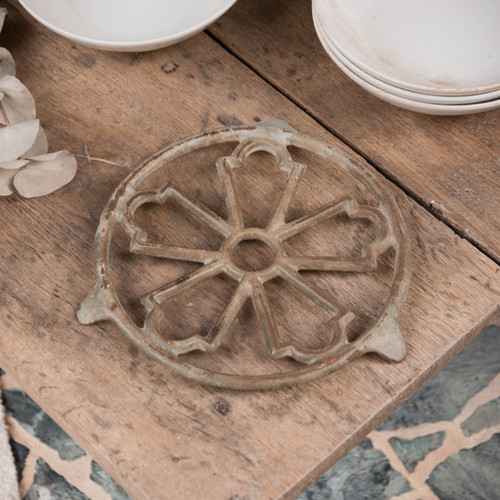 Ancien dessous de plat en fonte émaillée Jaune Pâle – décor ajouré vintage - Arts de la table Ancien dessous de plat en fonte émaillée Jaune Pâle – décor ajouré vintage - Arts de la table