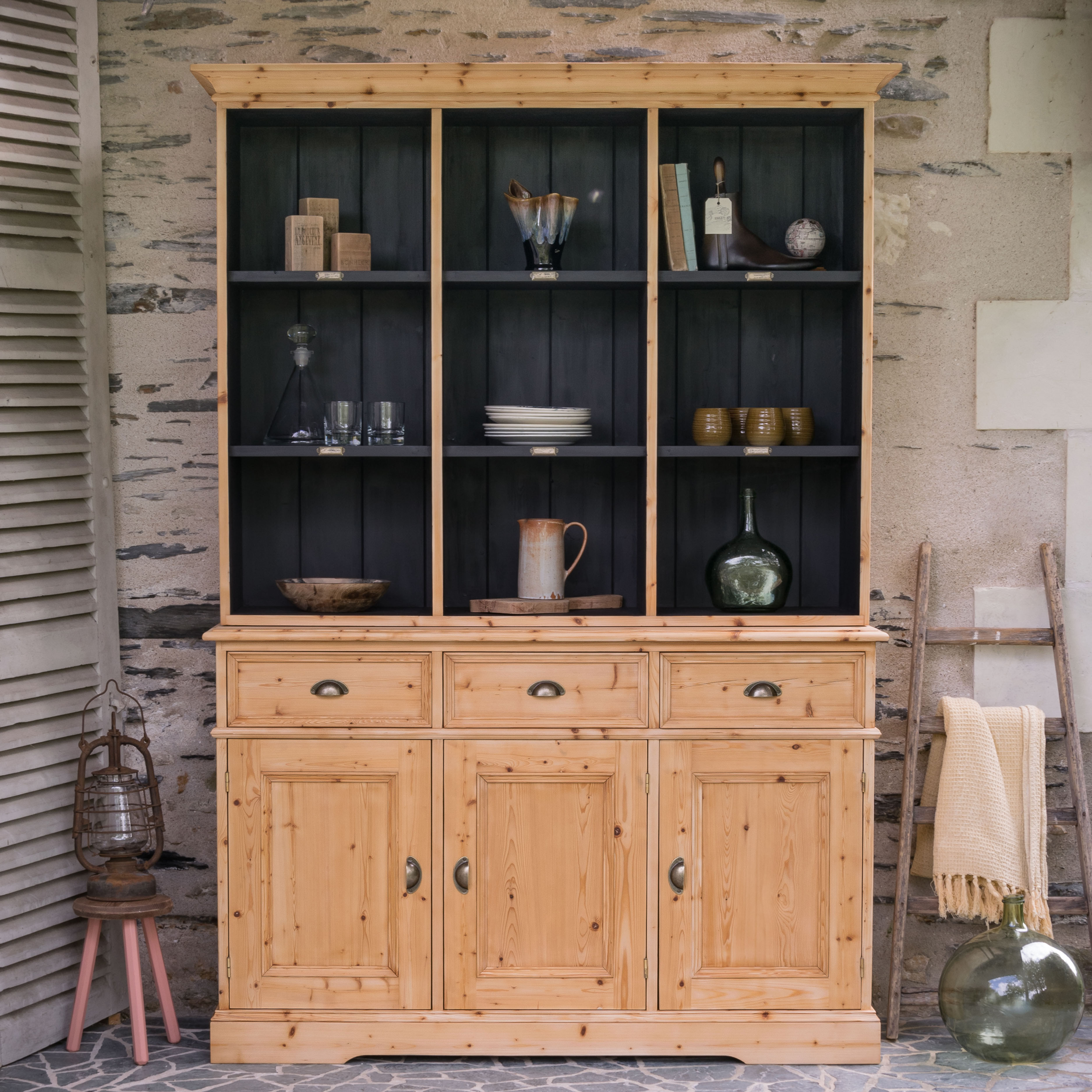 Grand meuble vaisselier bibliothèque en pin massif avec niches ouvertes noires, tiroirs - gris groseille brocante