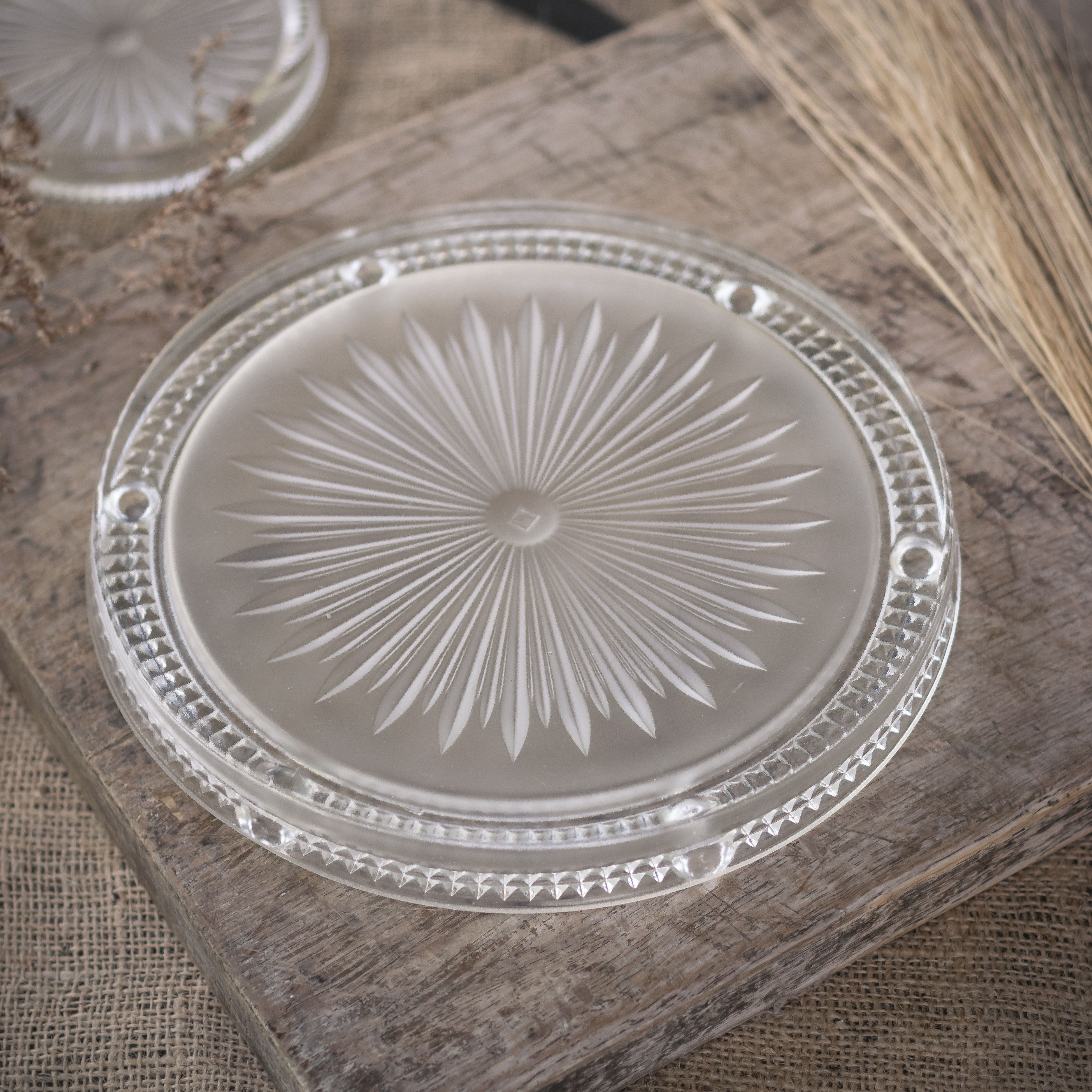 Dessous de plat ancien rond en verre pressé moulé attribué à Verlys, avec motif étoile rayonnante et bordure géométrique diam