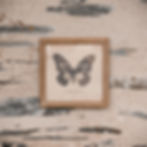 Cadre ancien en bois patiné avec illustration vintage de papillon noir et beige - clayre & eef