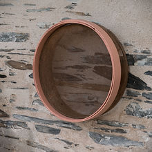 Tamis ancien en bois patine Coral Blush, bordure rose poudré, déco brocante vintage.