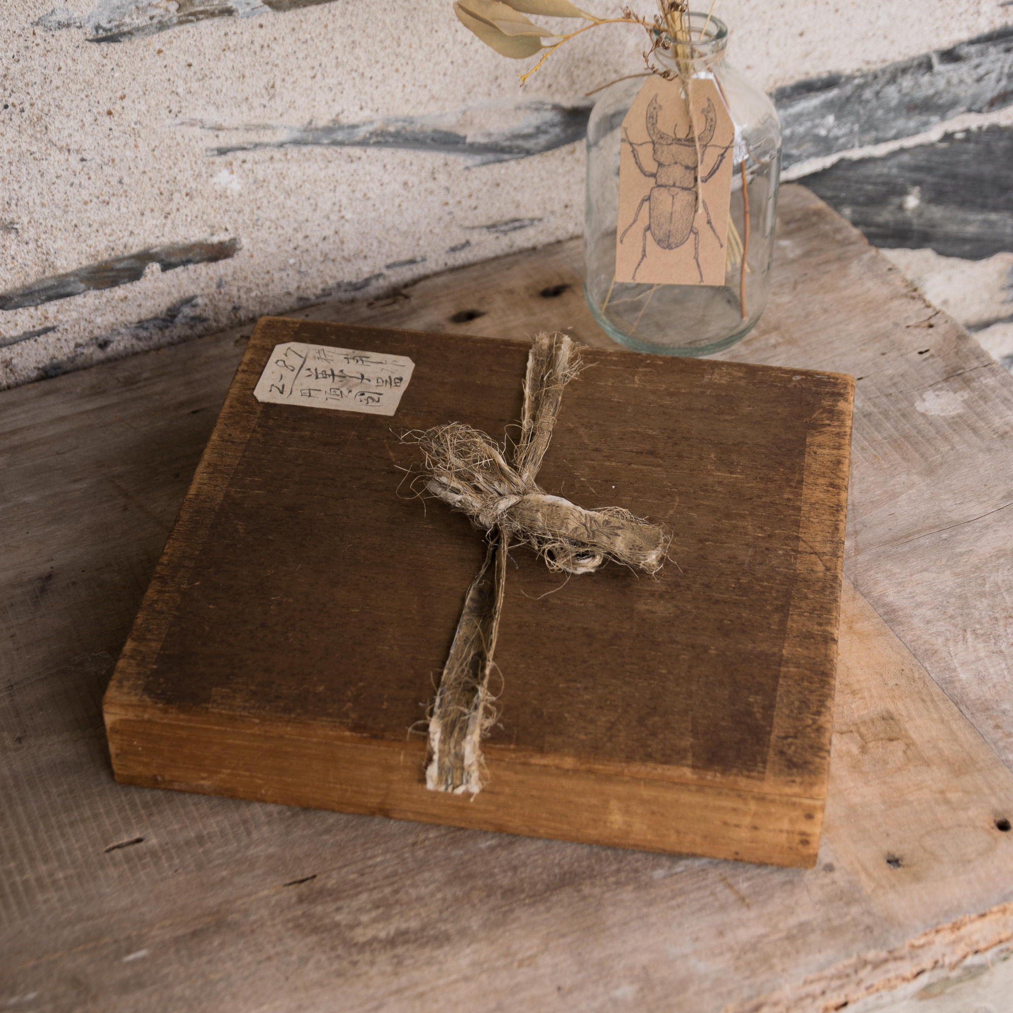 Ancienne boîte asiatique en bois patiné avec étiquettes manuscrites, coffret vintage décoratif esprit wabi-sabi