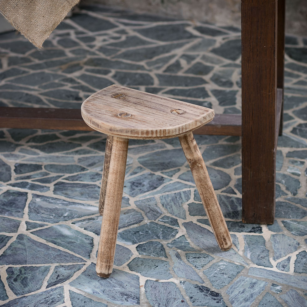 Tabouret tripode ancien en bois massif avec assise demi-lune, patine brute et pieds évasés, style brocante maison de campagne
