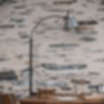 Lampe industrielle ancienne de bureau avec bras flexible et fixation étau, abat-jour en métal patiné, esprit atelier.