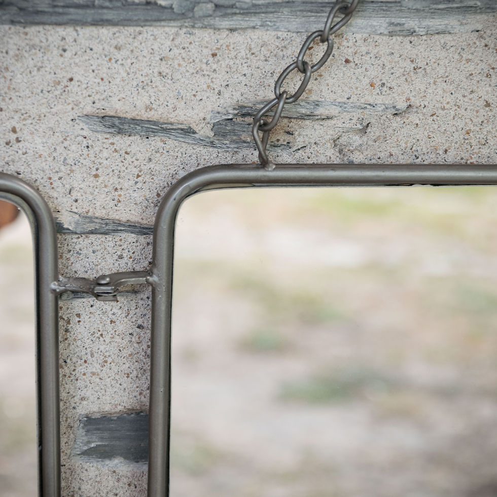 Miroir de barbier triptyque style vintage avec trois volets pliables.