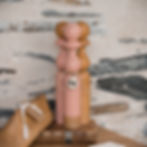 Trio de quilles en bois ancien, patine Coral Blush, ambiance décorative vintage