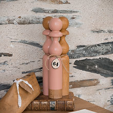 Trio de quilles en bois ancien, patine Coral Blush, ambiance décorative vintage