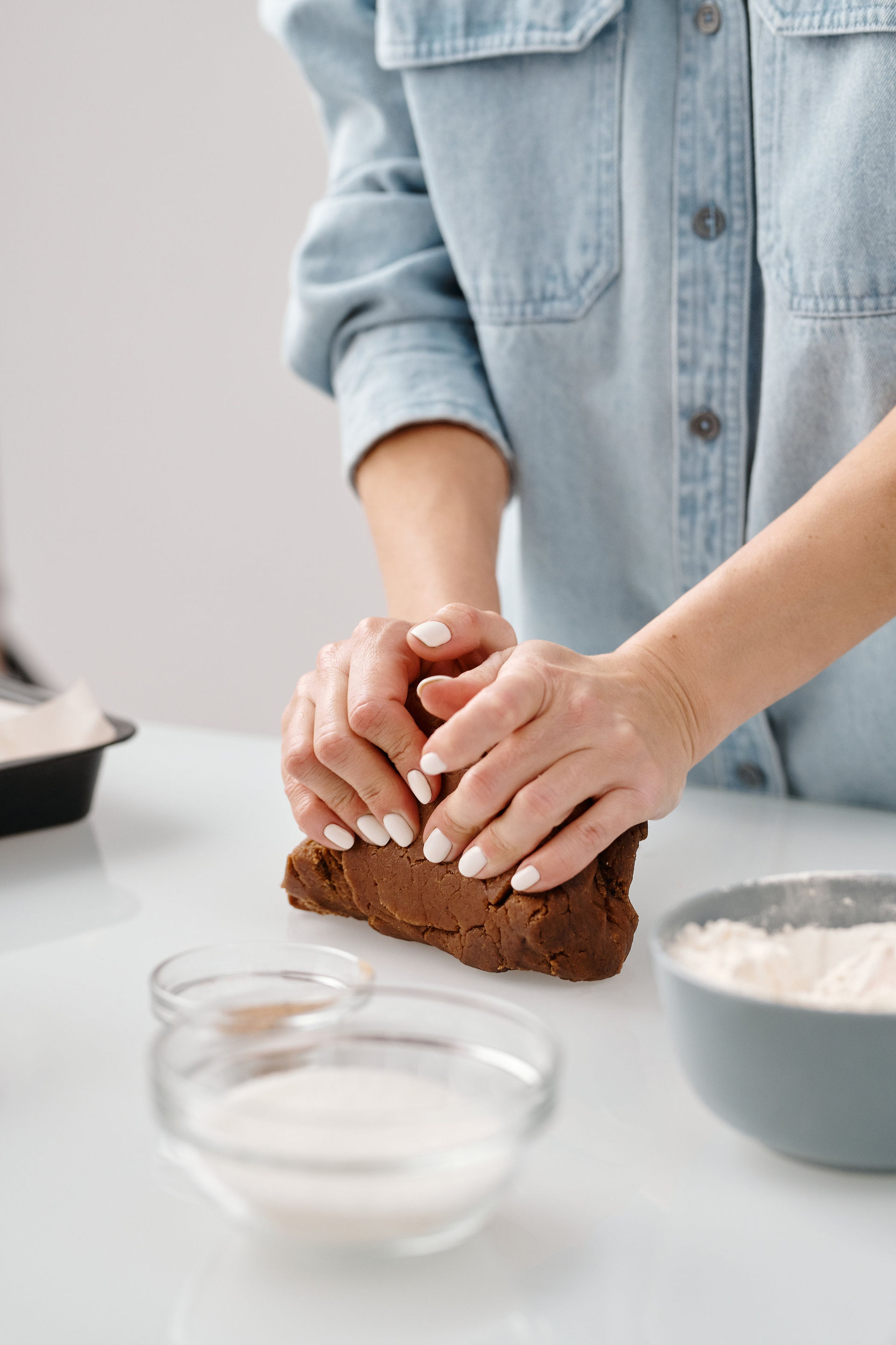 travaillez l’ensemble à la main, afin, d’obtenir une pâte homogène.