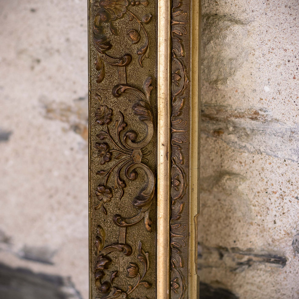 Miniature : Cadre doré ancien à décor floral en relief avec patine bronze et or vieilli, posé sur un meuble en bois - Brocante en ligne