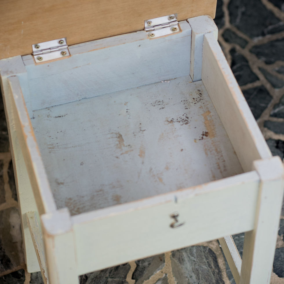 Tabouret coffre vintage en bois vert d’eau avec assise en bois naturel et rangement intégré