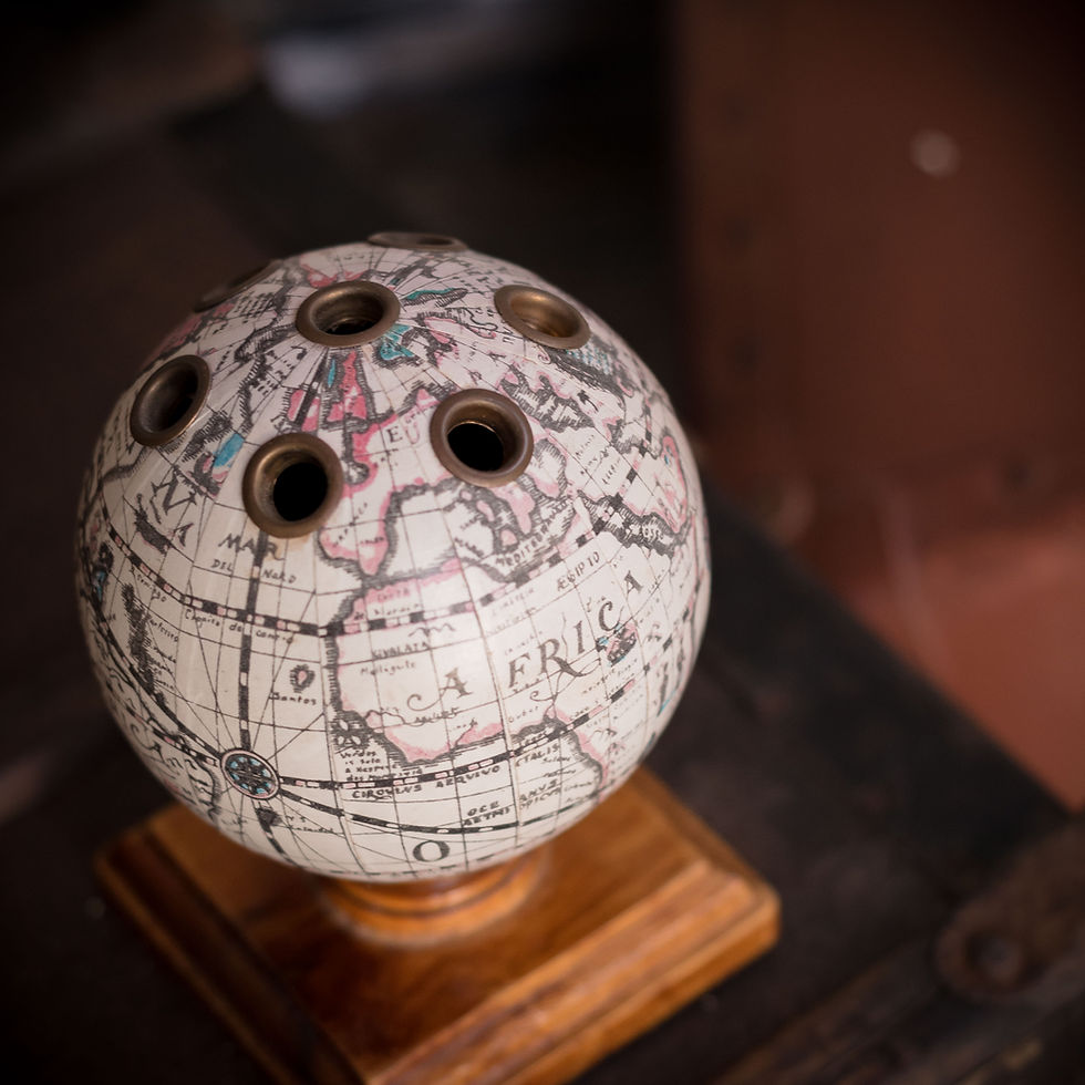 Porte-crayons vintage en forme de globe terrestre avec carte ancienne, cerclages métal et socle en bois verni, objet de burea