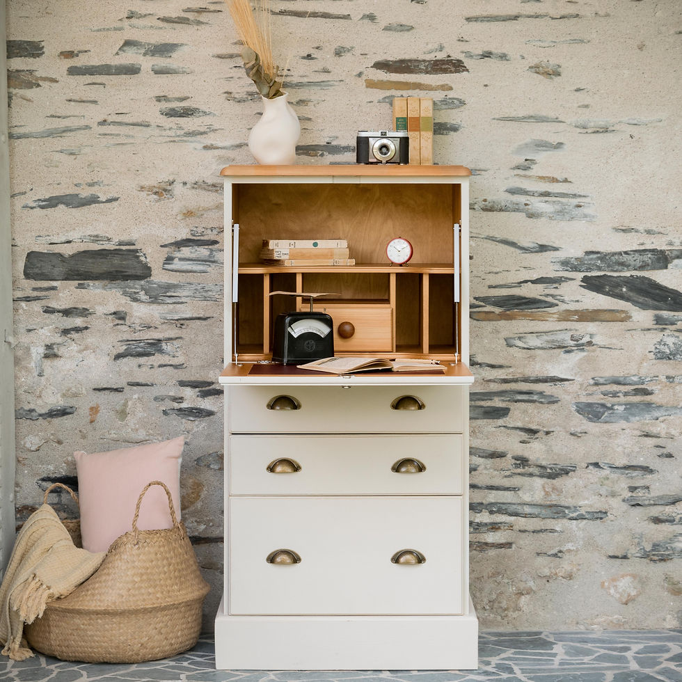 Secrétaire vintage en bois massif, patine beige lin avec tiroirs et abattant.