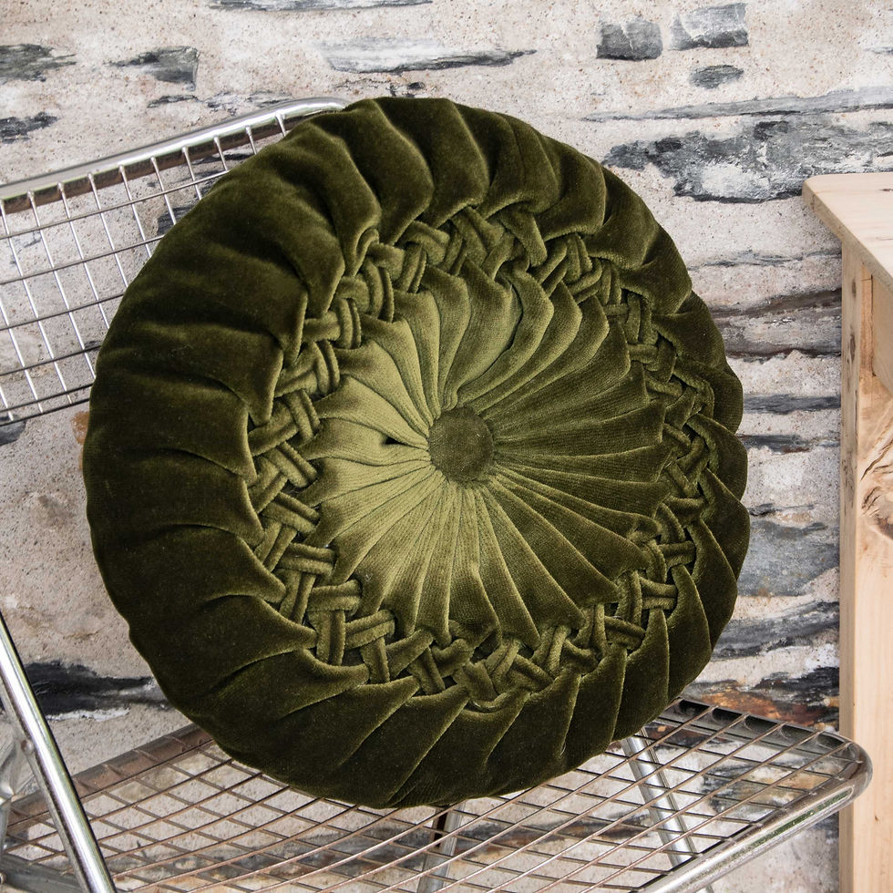 Coussin rond en velours vert vintage, accessoire rétro chic pour canapé ou chaise.