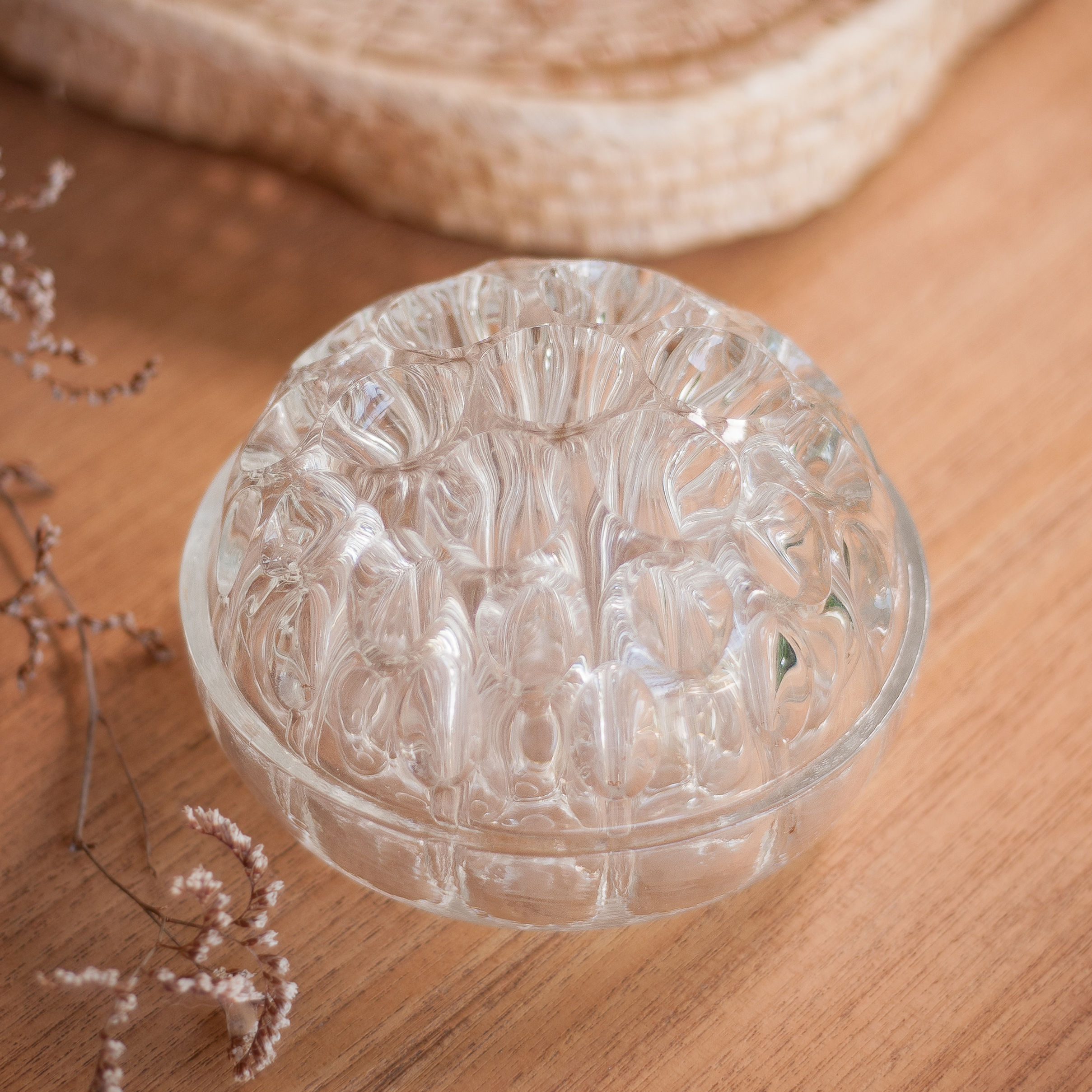 Vase pique-fleurs ancien en verre transparent, idéal pour des compositions florales délicates et raffinées.