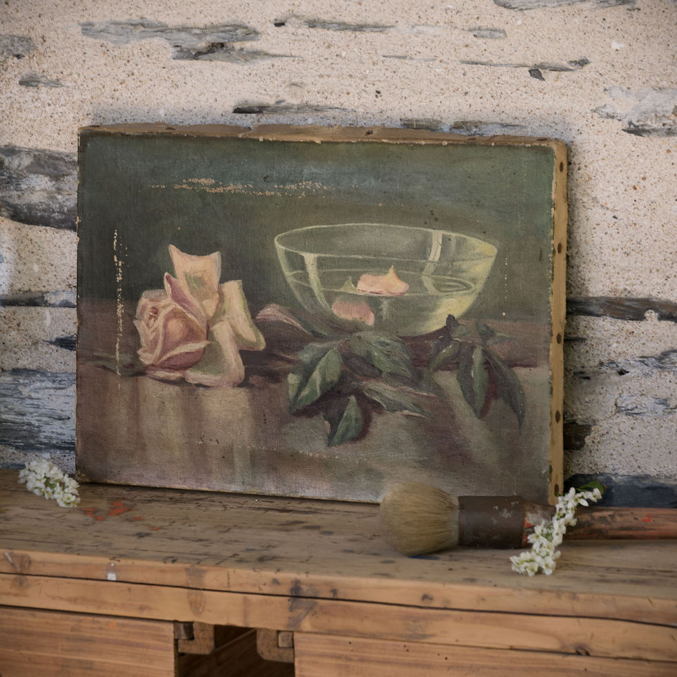 Huile sur toile ancienne nature morte représentant une rose pâle, des feuilles vertes et une coupe en verre, tableau vintage