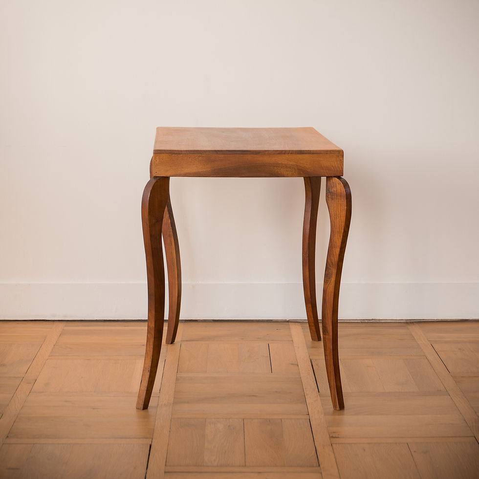 Miniature : Petite table Art déco en chêne avec pieds galbés et plateau rectangulaire, idéale pour une décoration élégante.