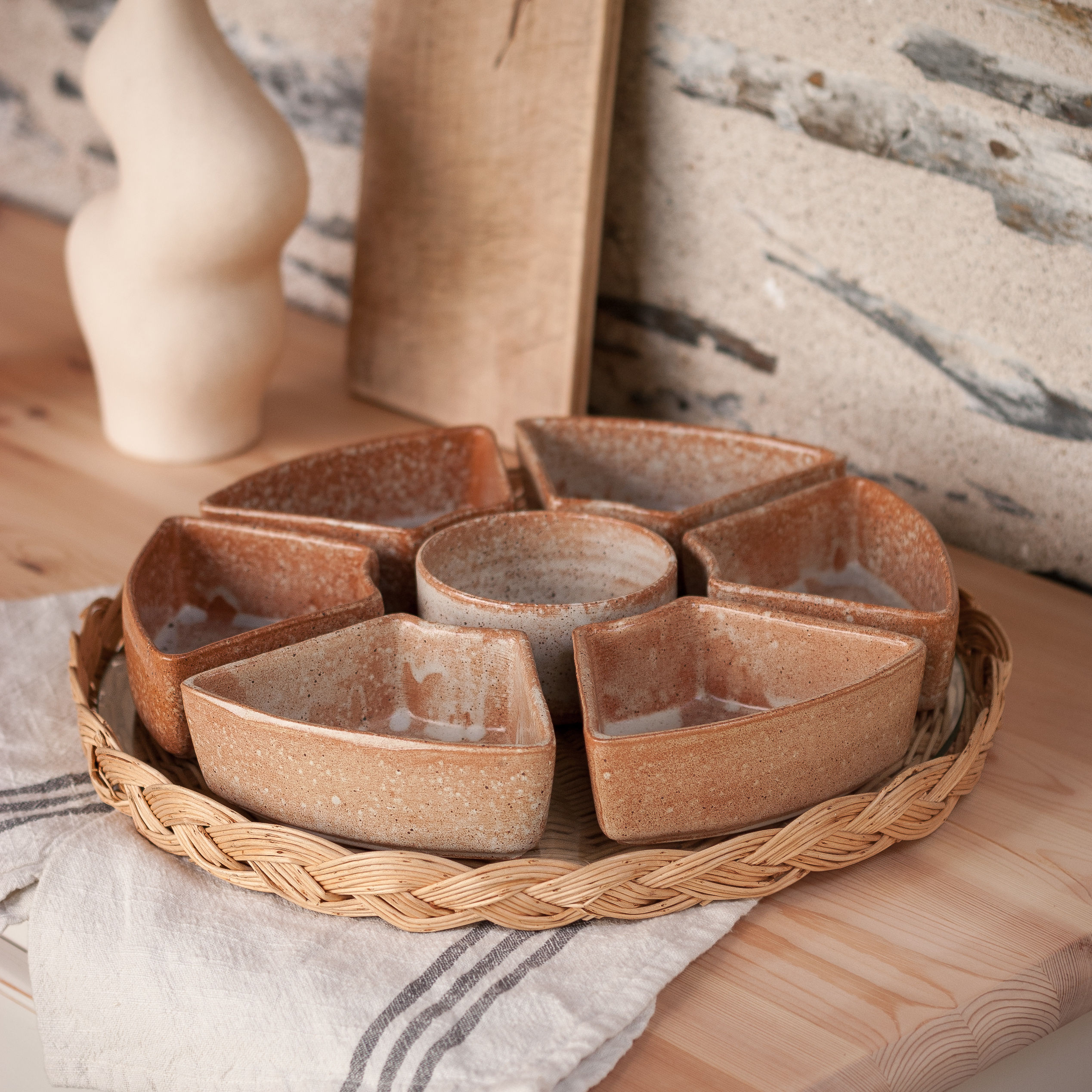 Plateau apéritif en grès vintage, parfait pour une présentation élégante et rétro.