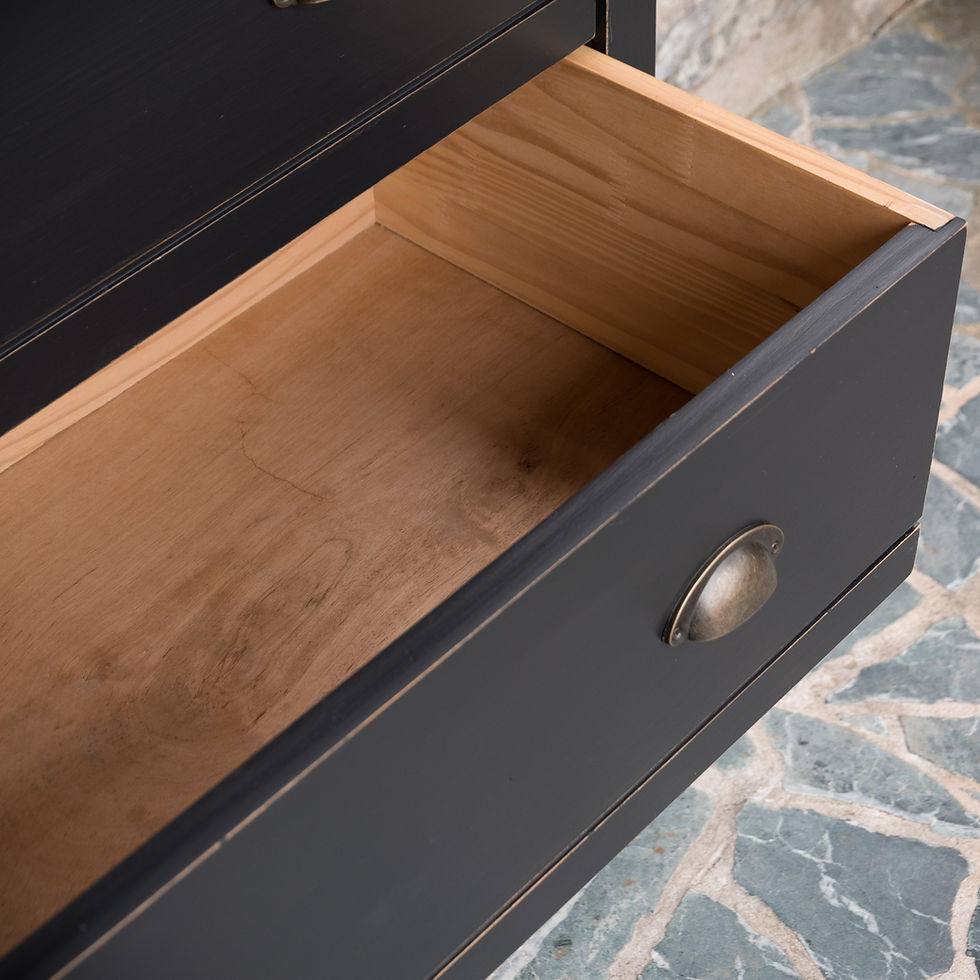 Miniature : Commode noire trois tiroirs avec plateau bois, style maison de famille et campagne chic, mobilier intemporel.
