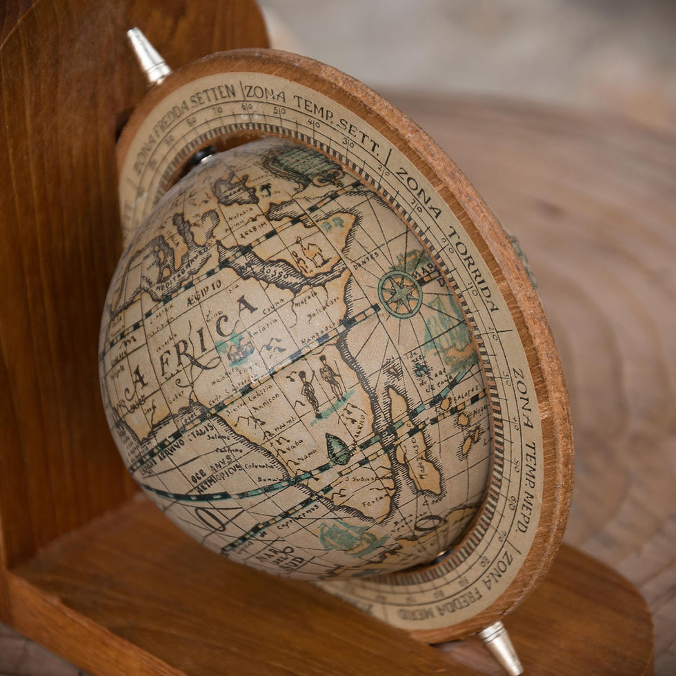 Serre-livre globe ancien en bois, objet de curiosité vintage pour décoration de bibliothèque - gris groseille brocante